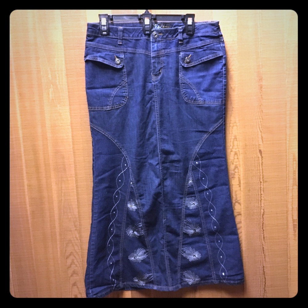Govanni Jean Embroidered Fishtail Skirt